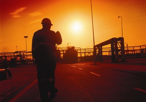 Лукойл - Сотні іракців заблокували гігантське родовище нафти, вимагаючи у російського Лукойлу роботи