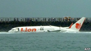 Всі пасажири літака, що впав у океан поблизу Балі, вижили