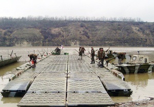 Замість зруйнованого мосту. Військові встановили дві поромні переправи через Дністер