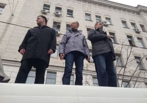 Новини Харкова - Вставай Україно - акція опозиції - Яценюк, Тягнибок і Кличко виступають на даху мікроавтобуса