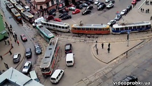 Площа у Харкові, з якої має початися хода опозиції, заблокована трамваями