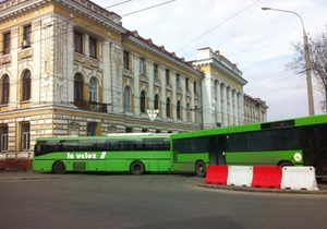 Вставай, Україно! - опозиція - новини Харкова - У Харкові площа, де відбудеться мітинг опозиції, перекрита тролейбусами та автобусами