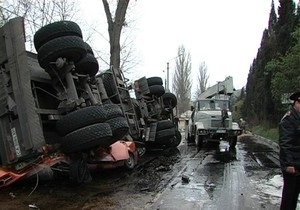 У Балаклаві причіп 16-тонного бензовозу перекинувся на автомобіль: двоє загиблих
