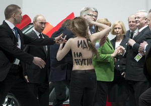 FEMEN - напад - Путін - Меркель