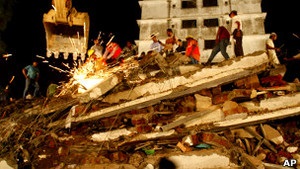 Індія: під завалами будівлі загинули десятки людей