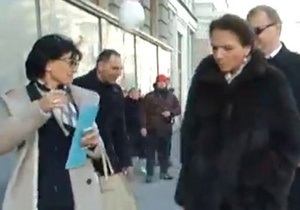 Мітинг - опозиція - сніжки - Партія регіонів - Тимошенко від імені опозиції перепросила жінок-депутатів, яких закидали сніжками