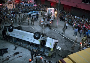 Новини Бразилії - аварія - У Бразилії зі шляхопроводу на шосе впав автобус. Є жертви