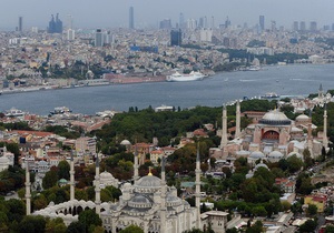 В акваторії Стамбула спалахнула пожежа на поромі з туристами