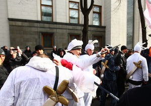 новини Києва - мітинг - Дурнєв - кролики - опозиція - вибори мера Києва - На мітингу в Києві опозиціонери відігнали групу мітингувальників у костюмах кроликів