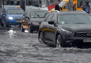 У Києві волонтери допомогли очистити 24 зливових стоки