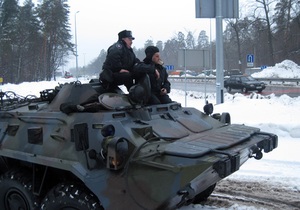 БТРи Внутрішніх військ чергують на Одеській і Житомирській трасах до поліпшення погоди