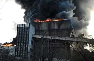 Пожежники не можуть загасити вогонь на Вуглегірській ТЕС, знищено чотири енергоблоки