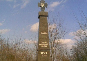 Могила воїнів Карпатської Січі - вандали - У Хусті невідомі поглумилися над могилою воїнів Карпатської Січі