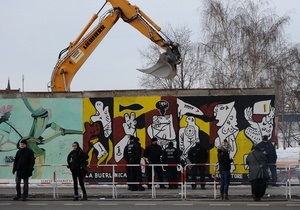 Руйнування Берлінської стіни: забудовник заспокоїв протестувальників