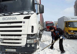 Київ сніг - затори Київ - Влада Києва обмежили в їзд у місто вантажівок і фур
