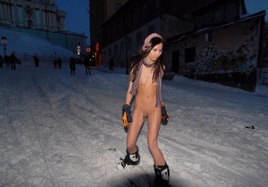 Новини Києва - голі дівчатаі на сноубордах - Учасниці оголеного рейду на Андріївському узвозі розповіли про мету заїзду