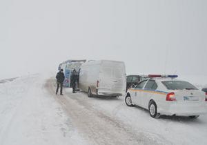 Негода в Україні - снігопад - транспорт - ДАІ настійно просить водіїв утриматися від поїздок