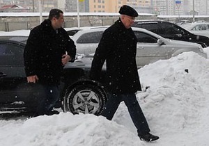 Під час інспекції по Києву Азаров застряг у сніговому заметі на Дарницькому мосту