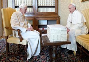 Вперше в історії відбулася зустріч Папи Римського з його попередником