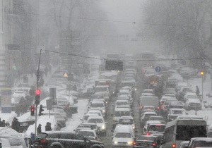 Снігопад у Києві: на столичних дорогах шестибальні затори