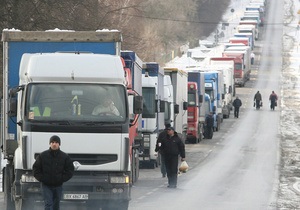 Погода в Україні - снігопад - затор - Через сильні снігопади на трасі Тернопіль-Львів утворився великий затор