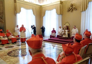 Папський трон для Франциска замінять кріслом