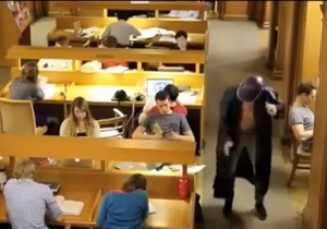 Новини Великобританії: Бібліотекаря з Оксфорда звільнили за Harlem Shake у виконанні студентів