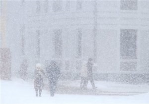 Новини Білорусі - снігопади: Військові допомагають людям, які застрягли в заторах
