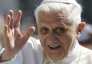 Бенедикт XVI не буде присутній на коронації нового понтифіка