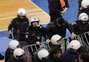 В Греции болельщики подрались во время баскетбольного поединка