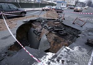 Величезна яма: в Києві в черговий раз провалився асфальт