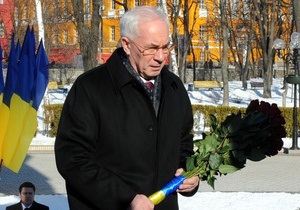 Азаров узяв участь у церемонії покладання квітів до пам ятника Шевченку