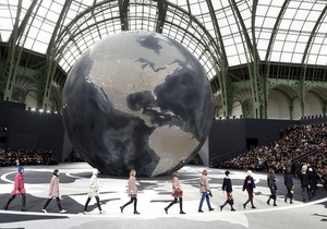 Фотогалерея: Paris Fashion Week. Покази Valentino і Alexander McQueen