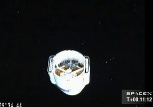 Екіпаж МКС та фахівці NASA пристикували Dragon до станції