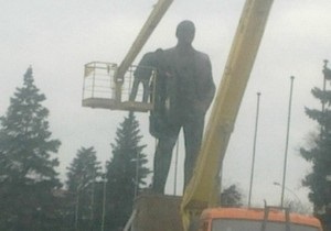 Членів ВО Свобода допитали стосовно облитого фарбою пам ятника Леніну