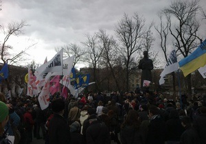 У Києві проходить мітинг на захист Гостинного двору: активісти нарахували 25 автобусів з Беркутом