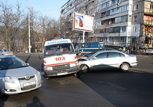 Новини Києва - ДТП - ДТП у Києві: автомобіль міліції врізався у швидку допомогу