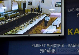 Янукович - Азаров - Під час трансляції засідання Кабміну камери випадково показали накриті до фуршету столи