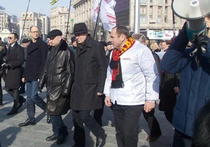 Марш проти політики Януковича - ЗМІ: Учасникам мітингу опозиції на Майдані платили по 100 грн