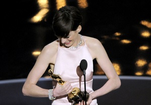 Оскар 2013 - Енн Хетеуей отримала Оскар за найкращу роль другого плану