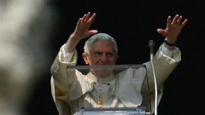 Папа Бенедикт XVl заявив, що не покидає Церкву