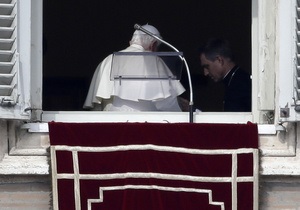 Бенедикт XVI виступив з останньою недільною проповіддю