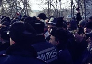В Охтирці відбулися зіткнення між прихильниками ВО Свобода та КПУ через спроби відновлення пам ятника Леніну