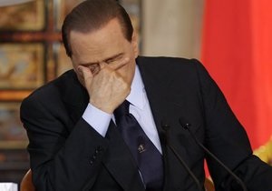 Берлусконі скасував передвиборчий виступ через кон юнктивіт