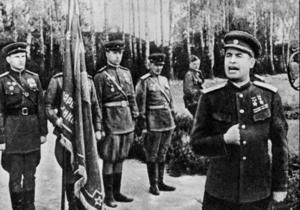 Іван Черняховський - Янукович надав нацуніверситету оборони ім я радянського генерала