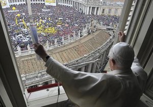 ЗМІ: Бенедикт XVI майже не бачить на одне око