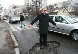 Корреспондент: Сталінград 2013-го. Українські дороги в кінці зими виглядають як після війни