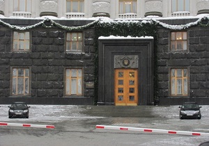 Азаров - Кабмін - Журналісти вимагають прибрати  чорну стрічку  у будівлі Кабміну