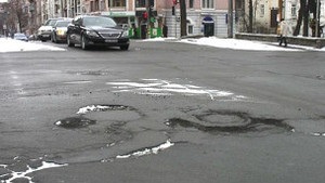 Водії погрожують автодору масовими позовами за погані дороги