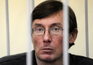 Луценко - суд залишив екс-міністра за ґратами